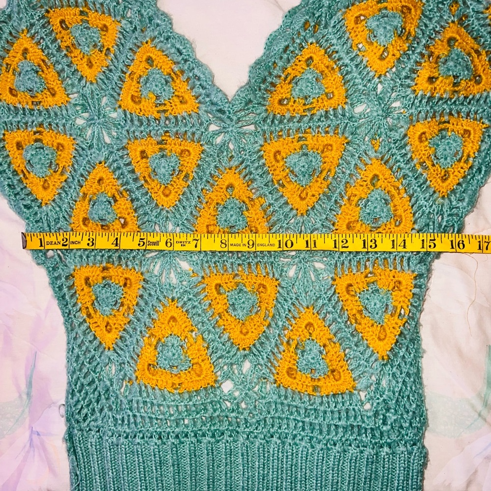 Crochet Top with Triangle Patterns - Picture 2 of 4